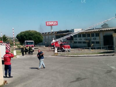 Sintra: incêndio em antigas instalações de fábrica - TVI