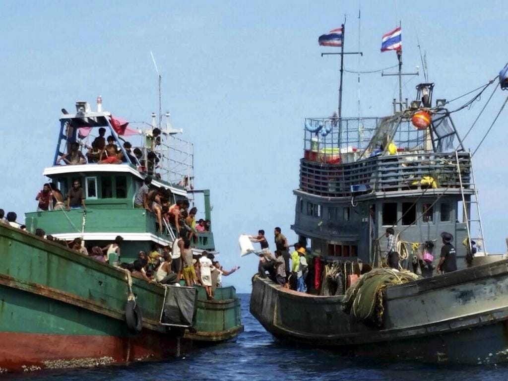 Centenas de imigrantes ao largo da costa da Tailândia (Reuters)