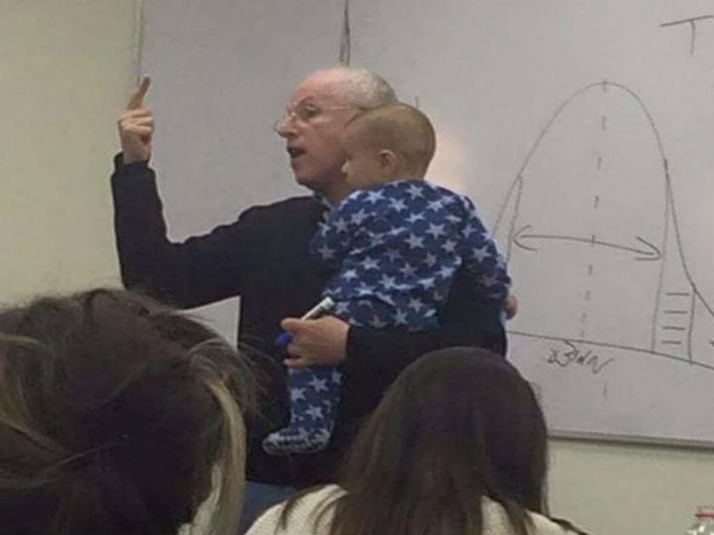 Imagem de professor com bebé ao colo tornou-se viral [Twitter]
