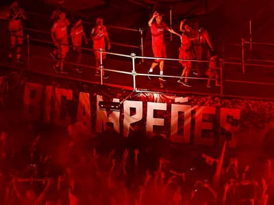 Benfica: festa no Marquês com a equipa e incidentes no final - TVI