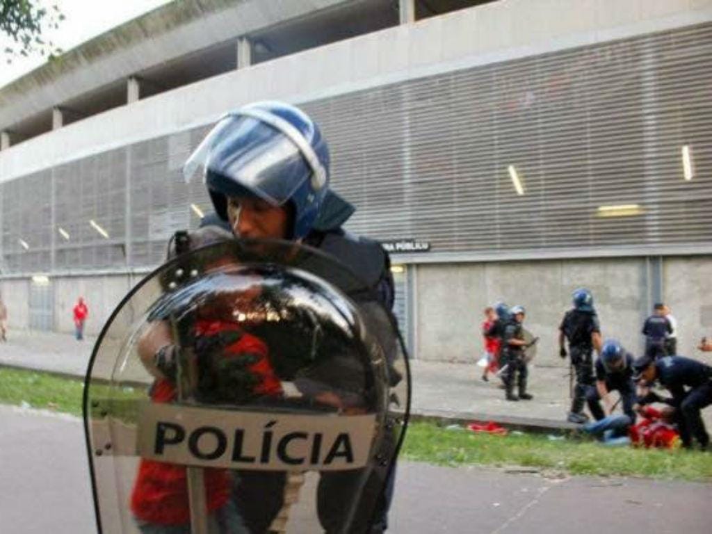 Polícia protege criança no exterior do estádio D. Afonso Henriques (foto Facebook)