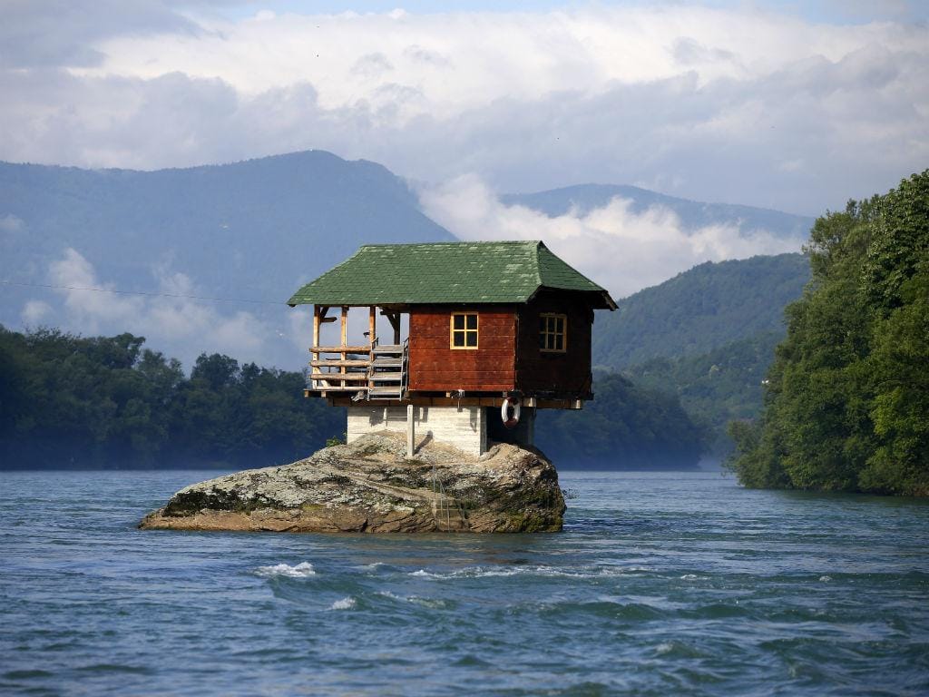 Uma casa do lago na Sérvia (Reuters)