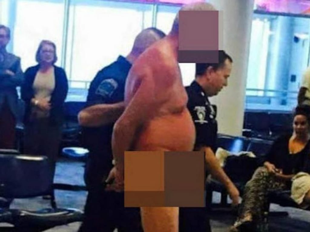 Homem despe-se no aeroportoem forma de protesto [Foto:Twitter]