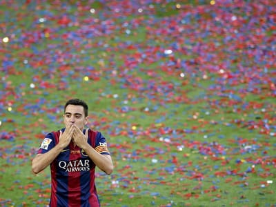 Vídeos e fotos: lágrimas no adeus de Xavi ao Barcelona - TVI
