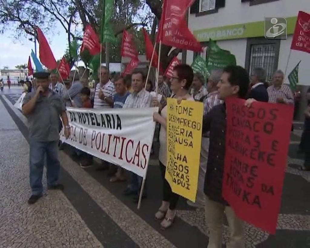 Sindicalistas da Madeira gritam a pedir demissão de Passos