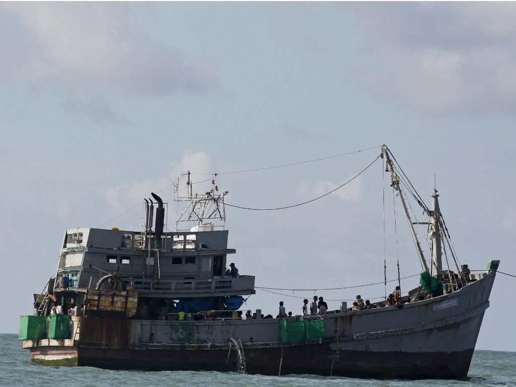 Marinha de Myanmar escolta barco com 727 migrantes ilegais [Reuters]