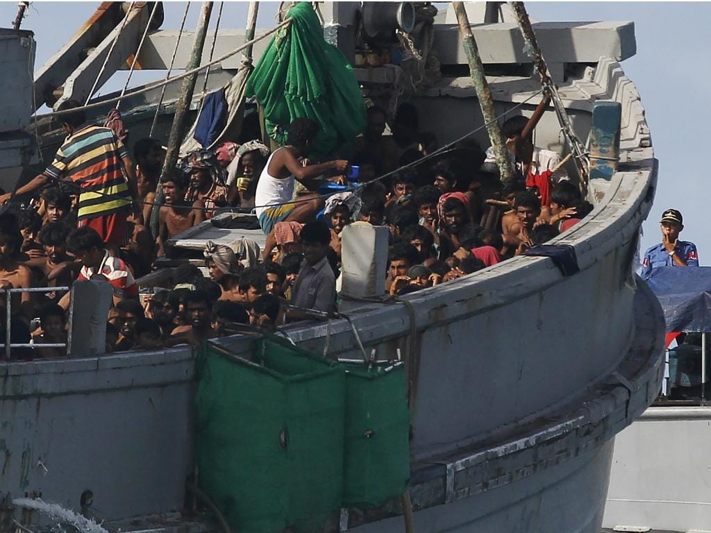 Marinha de Myanmar escolta barco com 727 migrantes ilegais [Reuters]