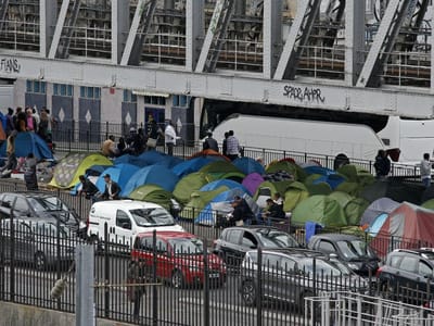 Paris: desmantelado acampamento com mais de 350 imigrantes - TVI