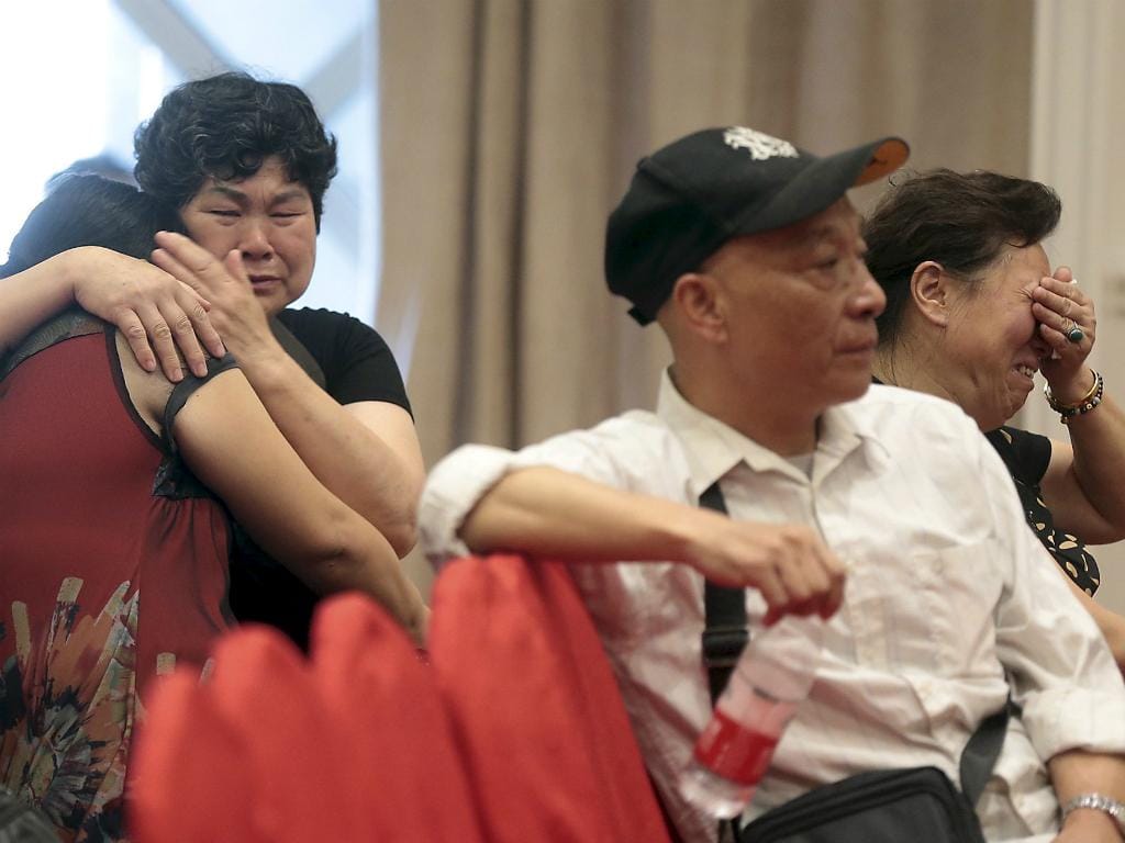China: famílias choram as vítimas do naufrágio que matou 430 pessoas (Reuters)