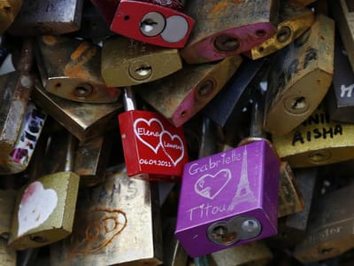 “Cadeados do amor” de Paris vendidos por boa causa - TVI