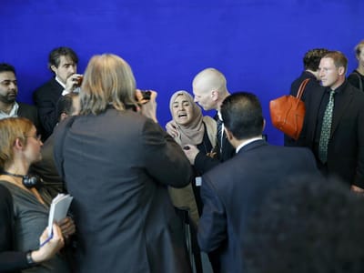 Mulher chama "assassino" a al-Sisi ao lado de Merkel em Berlim - TVI