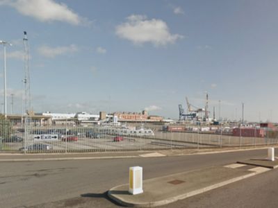 Imigrantes encontrados em contentor no porto de Harwich - TVI