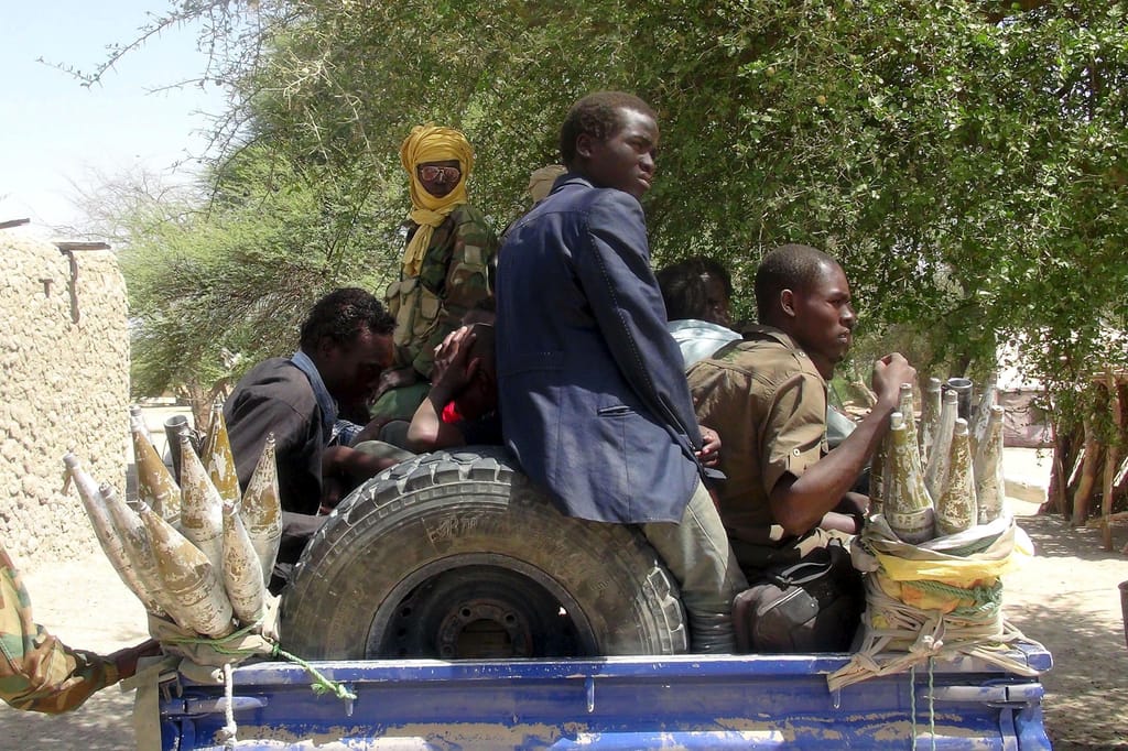Ex-combatentes do Boko Haram capturados por soldados do Chade (REUTERS/Moumine Ngarmbassa)