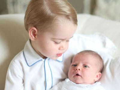 A primeira foto oficial dos príncipes George e Charlotte - TVI