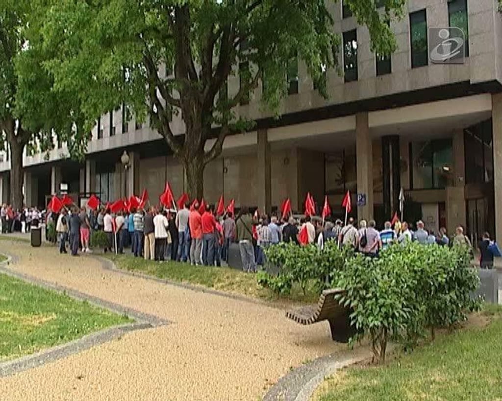 Trabalhadores da Soares da Costa protestam contra salários faseados