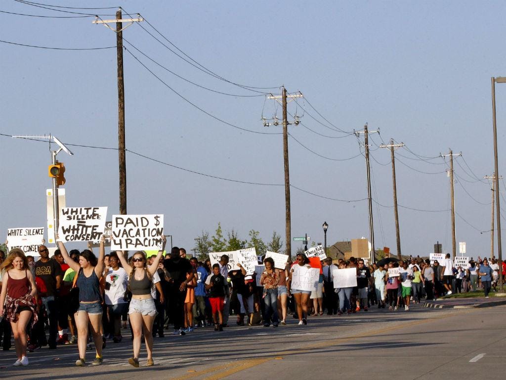 Centenas de manifestantes protestam contra a violência policial em McKinney, Texas (Mike Stone/Reuters)