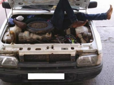 Migrante encontrado escondido no motor de um carro - TVI