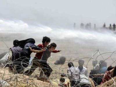 Canhões de água usados para dispersar sírios na fronteira turca - TVI
