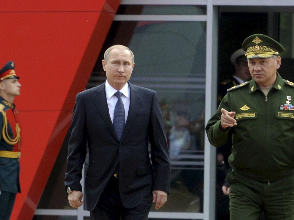 Vladimir Putin numa feira de armamento na Rússia (Maxim Shemetov/Reuters)