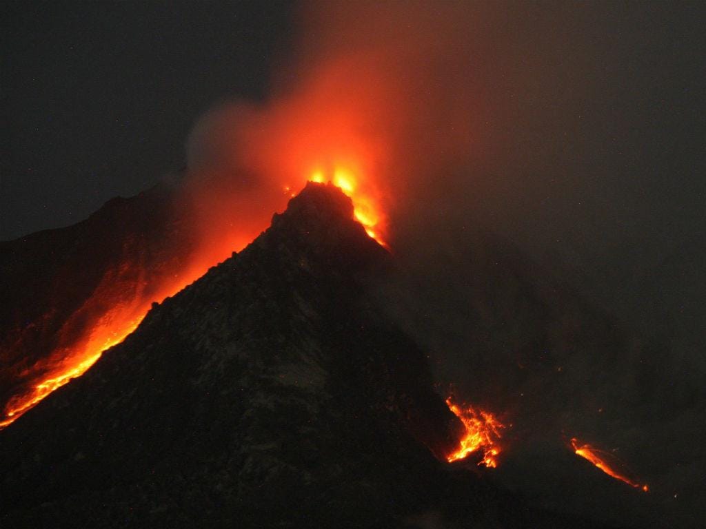 O monte Sinabung, na Indonésia, entrou em erupção (LUSA)