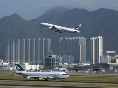 Transportadora aérea Cathay Pacific vai despedir 600 funcionários - TVI