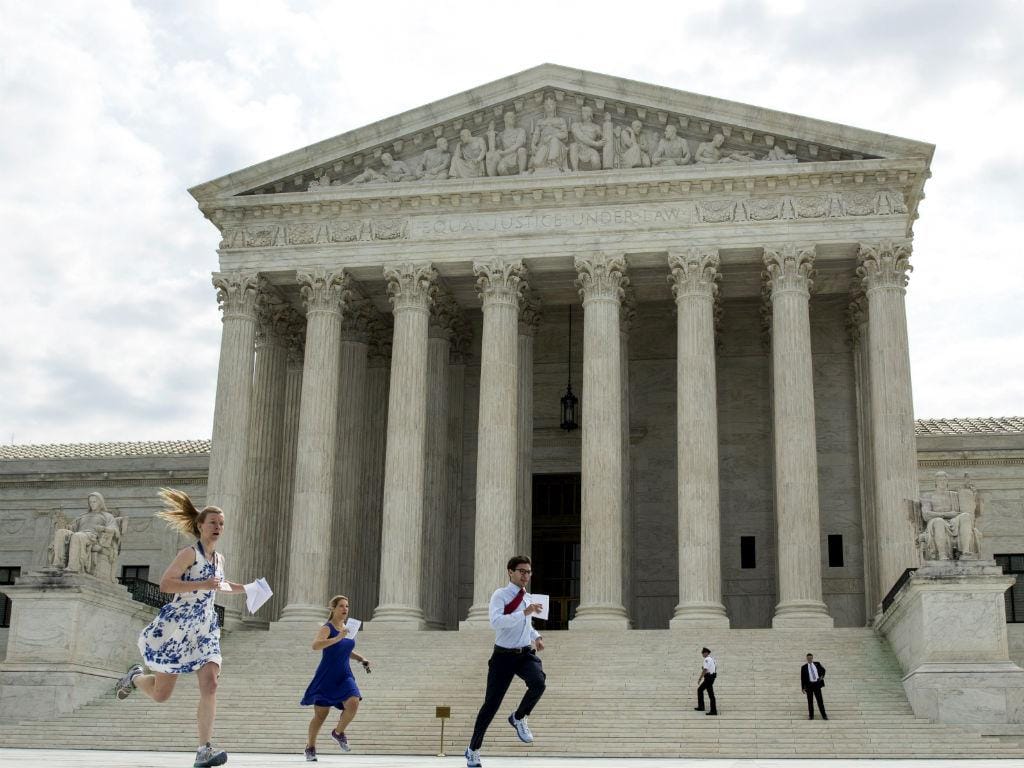 Jornalistas estagiários correm com a decisão do Supremo Tribunal dos EUA que reafirma o "Obamacare"