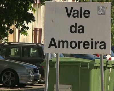Dois detidos por agressão a polícia no Vale da Amoreira - TVI