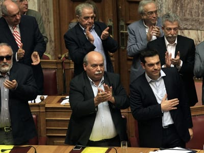 Parlamento grego aprova referendo - TVI