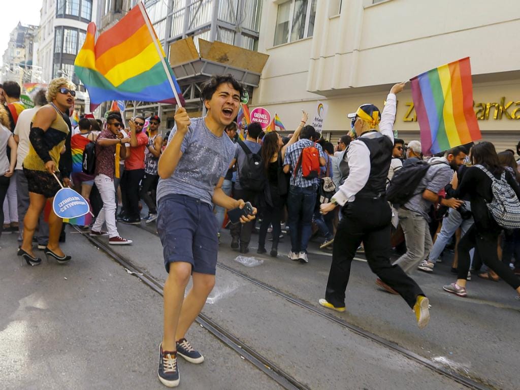 Polícia turca usa canhões de água para dispersar marcha de orgulho gay (Reuters)