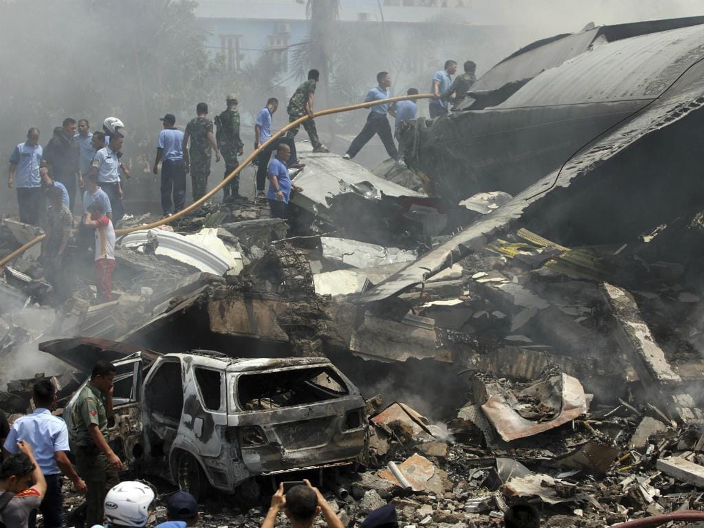 Queda de avião militar faz 20 mortos na Indonésia (Reuters)