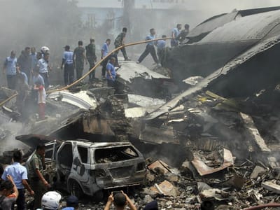 Queda de avião militar faz mais de 100 mortos na Indonésia - TVI