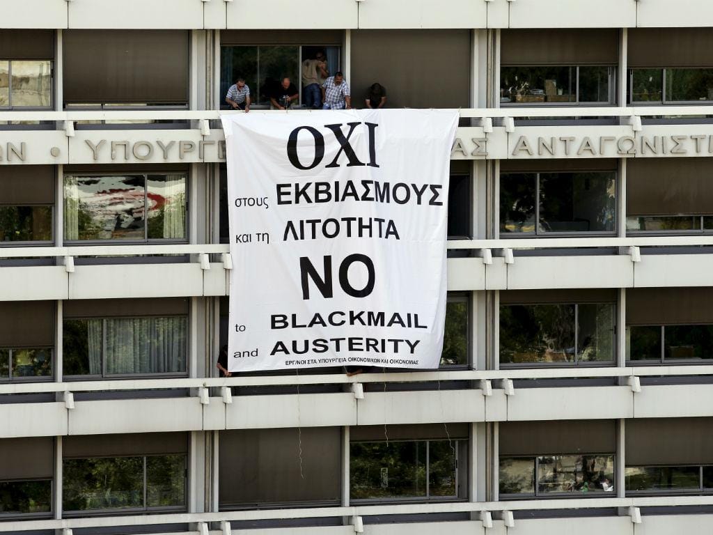 "Não à chantagem e à austeridade», uma tarja no Ministério das Finanças grego (Reuters)