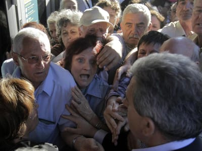 O desespero dos pensionistas gregos em dias de incerteza - TVI