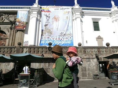 Papa recebido no Equador com 120 mil rosas - TVI