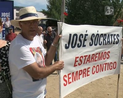 Movimento de apoio a Sócrates manifesta-se frente à cadeia - TVI