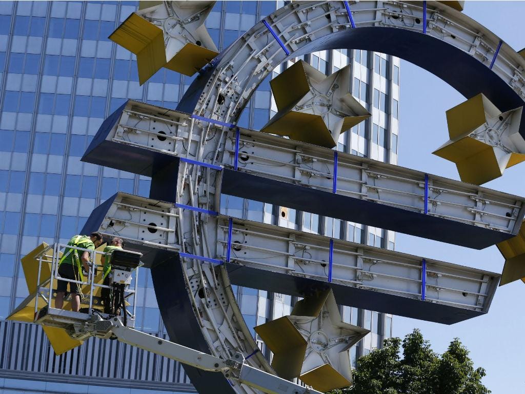 O símbolo do Euro, frente ao Banco Central Europeu, foi desmontado para manutenção (REUTERS/Ralph Orlowski)