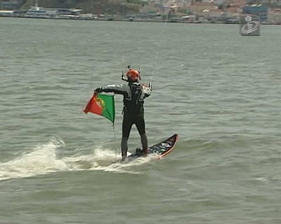 Português bate recorde mundial da maior viagem de kitesurf - TVI