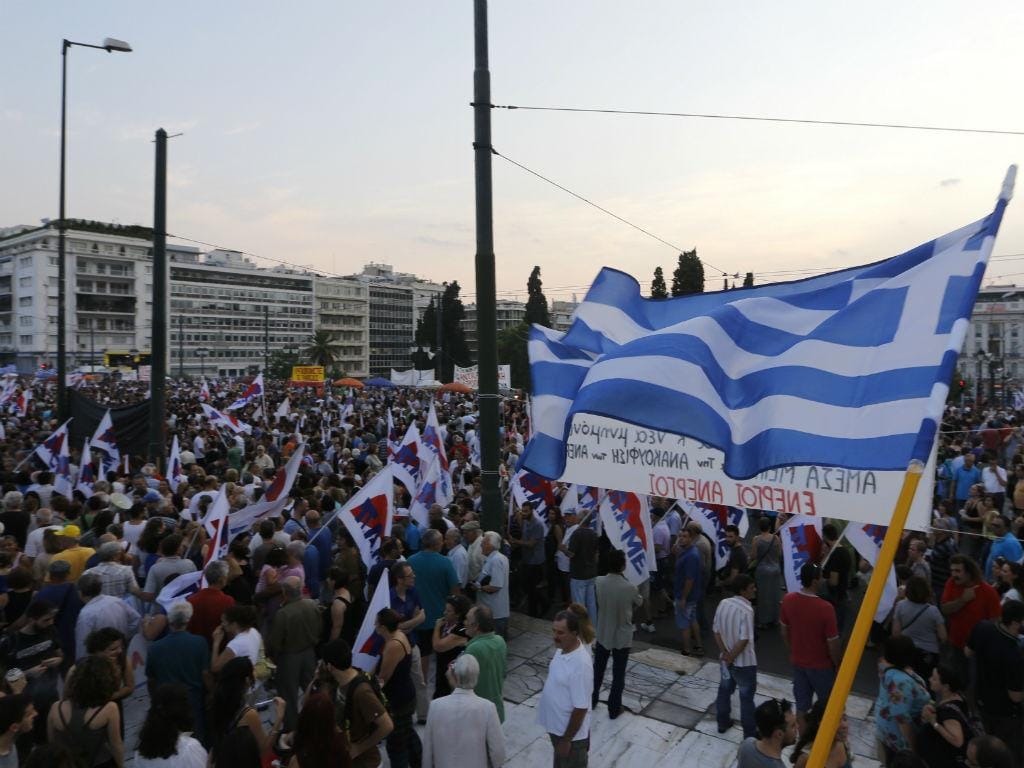 Manifestação frente ao Parlamento grego (Reuters)