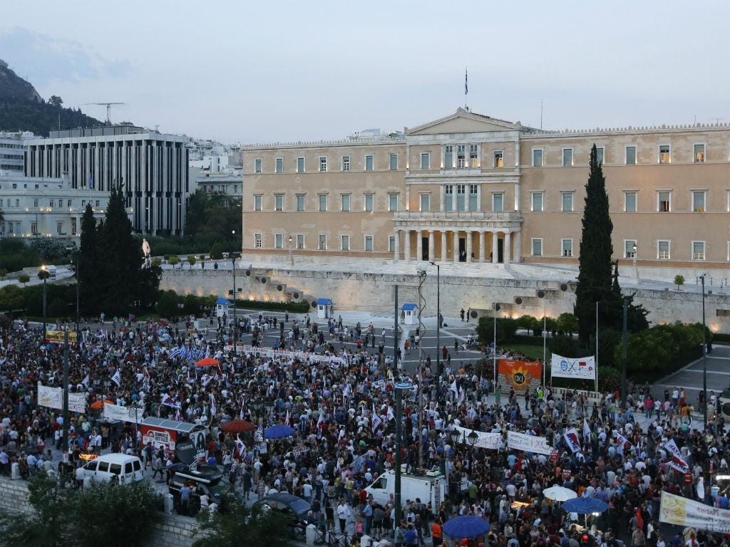 Manifestação frente ao Parlamento grego (Reuters)