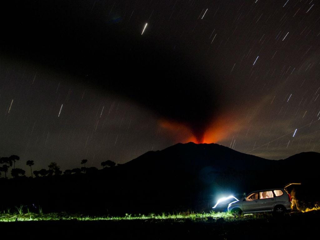 O monte Raung está em erupção (Lusa/EPA)