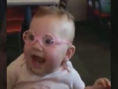 Bebé experimenta óculos e vê os pais com nitidez pela primeira vez - TVI