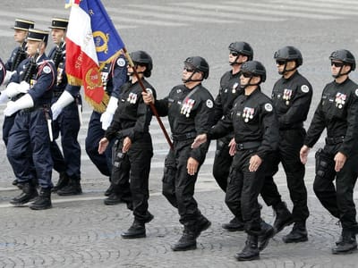 Brigadas antiterrorismo participam no desfile do Dia da Bastilha - TVI