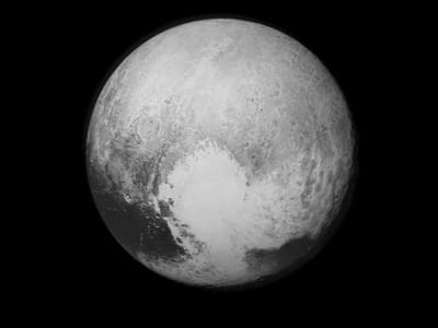 Sonda espacial revela imagens detalhadas de Plutão - TVI