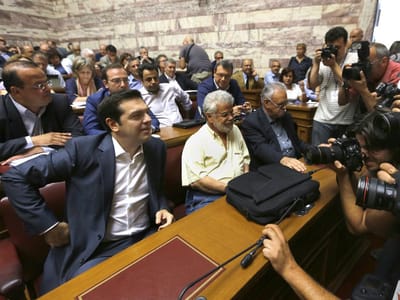 Grécia: parlamento aprova segundo pacote de medidas - TVI