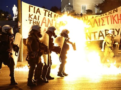 Confrontos entre polícia e manifestantes em Atenas - TVI