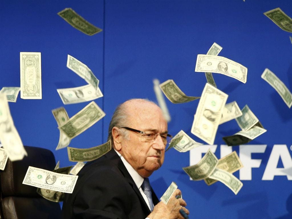 Atiraram dinheiro a Blatter
