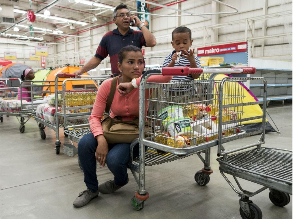 Corrida aos supermercados, devido ao controlo de alimentos e bens essenciais na Venezuela. Os consumidores são obrigados a comprar produtos em grandes quantidades enquanto estes estão disponíveis (Foto: Reuters)