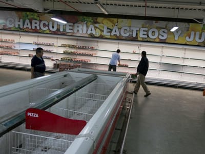 Dois supermercados de portugueses multados na Venezuela - TVI
