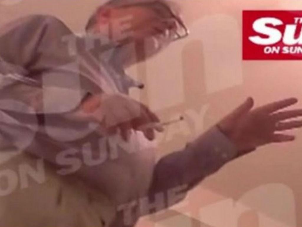 John Sewel, membro da Câmara dos Lordes, filmado a consumir cocaína (Reprodução The Sun)