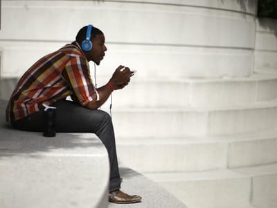 Mil milhões em risco de perder audição por ouvir música alta - TVI